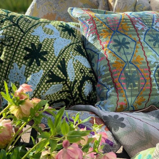 Unikke og skønne kantha puder med broderi fra Quote Copenhagen