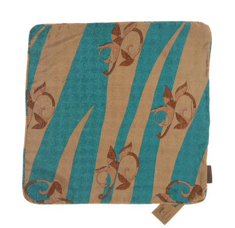 Einzigartiger Seidenkissenbezug (50 x 50 cm) mit dunkelblauem und bordeauxrotem Muster aus kleinen Blättern auf türkisfarbenem Grund im Ethno-Boho-Sari-Stil.