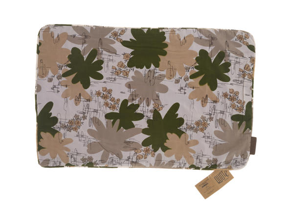 Einzigartiger Seidenkissenbezug 60x40 cm für Boho-Kissen im Vintage-Stil mit farbenfrohem botanischem Muster in Beige und Dunkelgrün auf hellem Hintergrund.