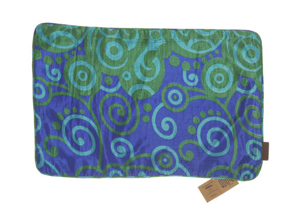 Einzigartiger Sari-Kissenbezug (60 x 40 cm) aus Seide mit türkisfarbenem und dunkelblauem Spiralmuster und Kreisen im orientalischen Boho-Vintage-Stil.