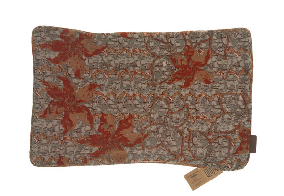 Seidenkissenbezug 60x40 cm für Sari-Kissen mit Vintage-orientalischem Muster in Grau und Terrakotta-Rot, kartenähnlichen Arabesken und dichten Konturen.