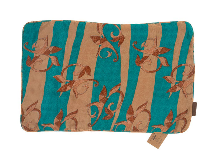 Seidenkissenbezug 60x40 cm in Türkis und Sand mit farbenfrohem Streifenmuster und orangebraunen, Suzani-ähnlichen Motiven für ein Boho-Kissen im orientalischen Stil