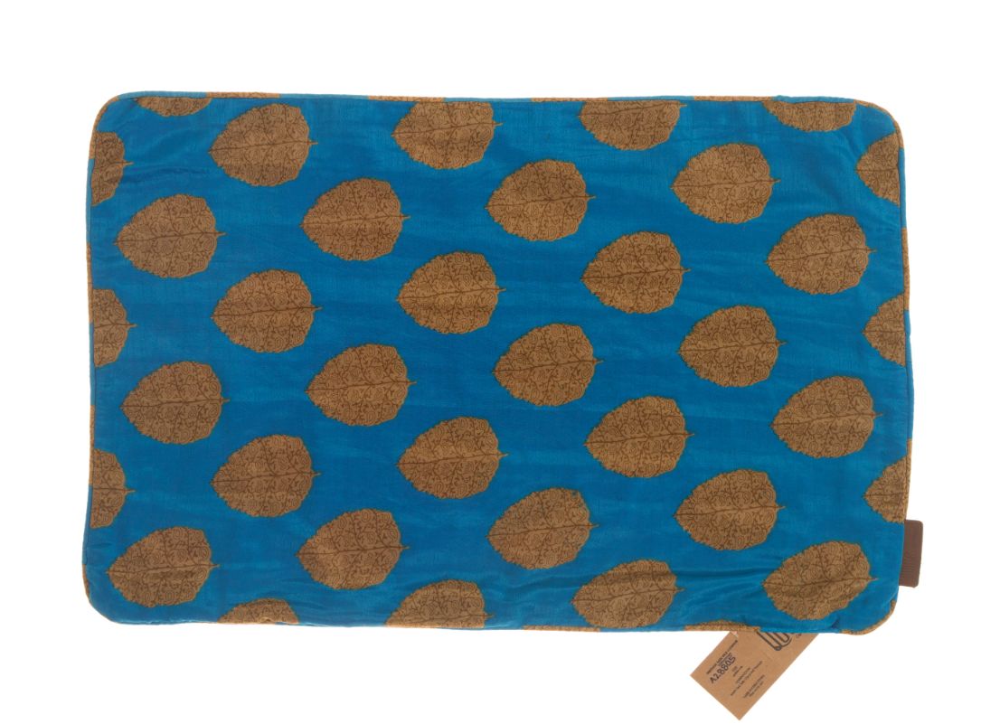 Seidenkissenbezug 60x40 cm in Blau mit braunen, Paisley-inspirierten Mustern im ethnischen Boho- und orientalischen Vintage-Stil als einzigartiges Sari-Kissen