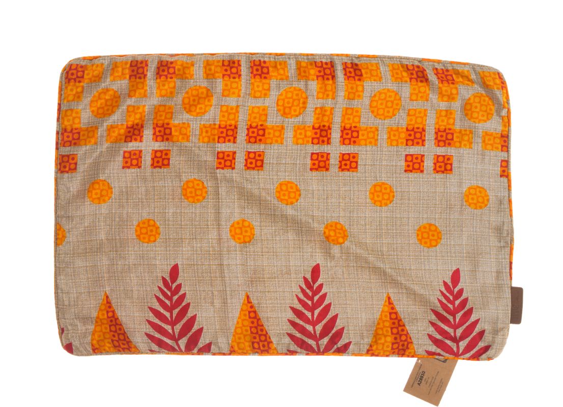 Seidenkissenbezug 60x40 cm als Sari-Kissenbezug in Grau mit farbenfrohen orangefarbenen und gelben geometrischen Mustern und roten Boho-Blättern im orientalischen Stil.