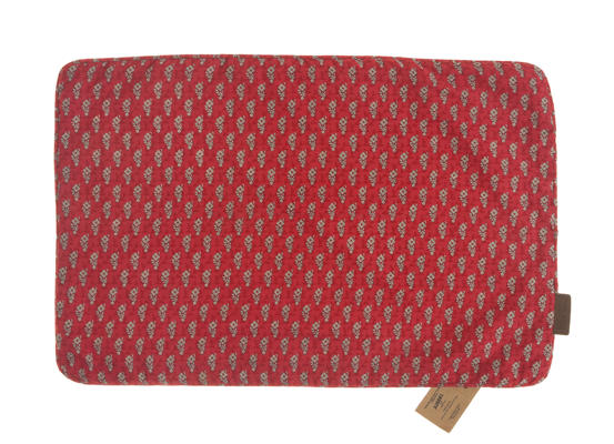 Kissenbezug aus roter Seide mit feinem Allover-Muster in dunklen und hellen Farbtönen, indischer Boho-Sari-Kissenbezug für 60x40 cm.