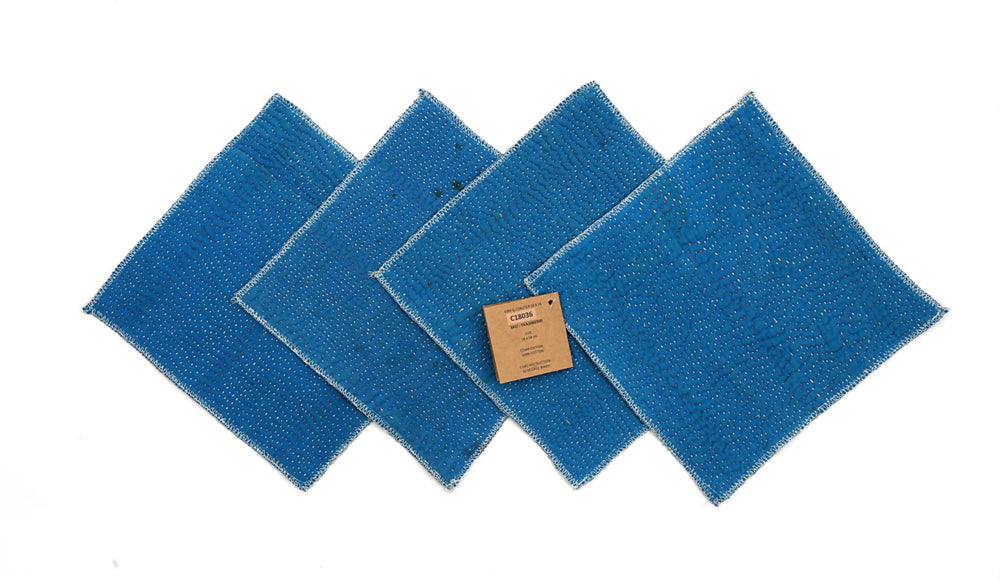 Set of 4 blue coasters 18x18 cm in fabric with small polka dot pattern and white stitching, heat/scald protectors for the table