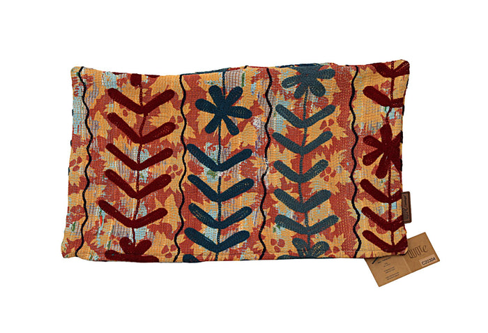 Einzigartiger Suzani-Kissenbezug (30 x 50 cm) in warmem Ockerrot und Blau mit gestickten Zickzackblättern und dunklen Konturen im Vintage-Boho-Stil