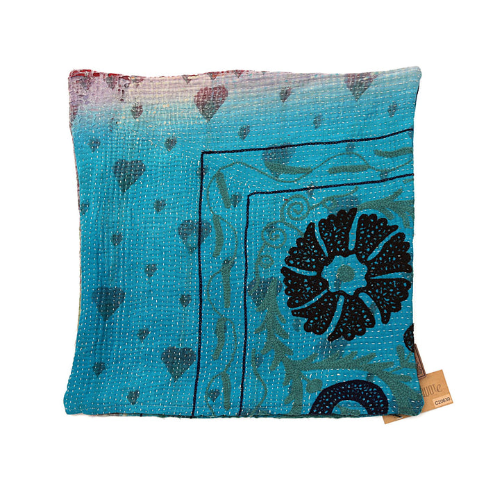 Suzani Kissenbezug 50x50 cm aus farbenfrohem türkisfarbenem Stoff mit kleinen Punktmustern und Applikationen aus grünen und dunkelbraunen Blumen im orientalischen Boho-Stil