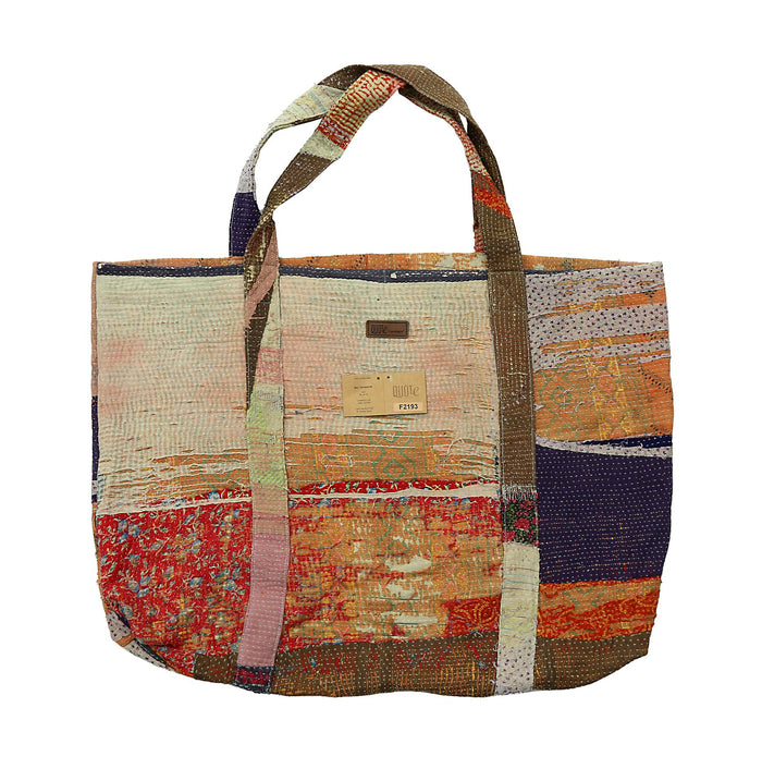Flerfarvet patchwork kantha-taske lavet af genbrugt vintage sari-stof med syede skulderstropper og boho-quiltet design