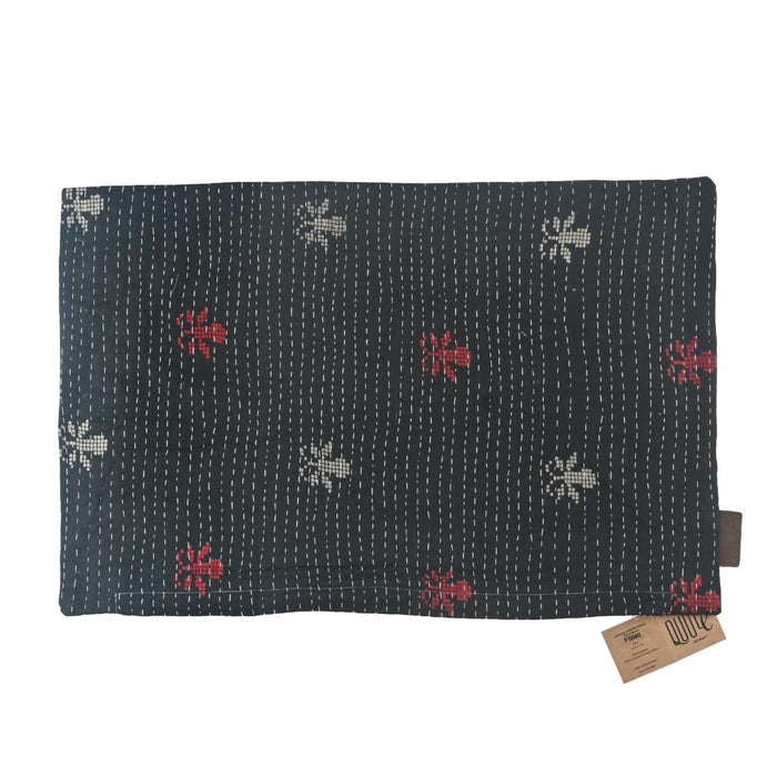 The cushion cover features a dark fabric with small white and red flower-like patterns and fine, parallel stitches. Choose this cushion for a unique handmade look that adds texture and color to the room. Size: 60 x 40 cm.