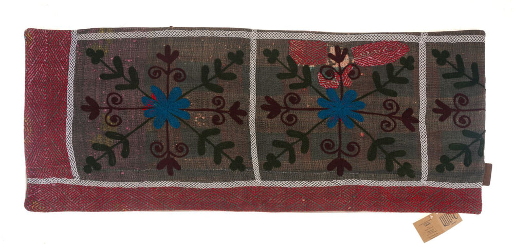 Einzigartiger Suzani-Kissenbezug 50x50 cm im Vintage-Boho-Stil mit rotem Zickzackrand und dunkelbraunem, farbenfrohem Muster mit blauen und grünen Blumen.