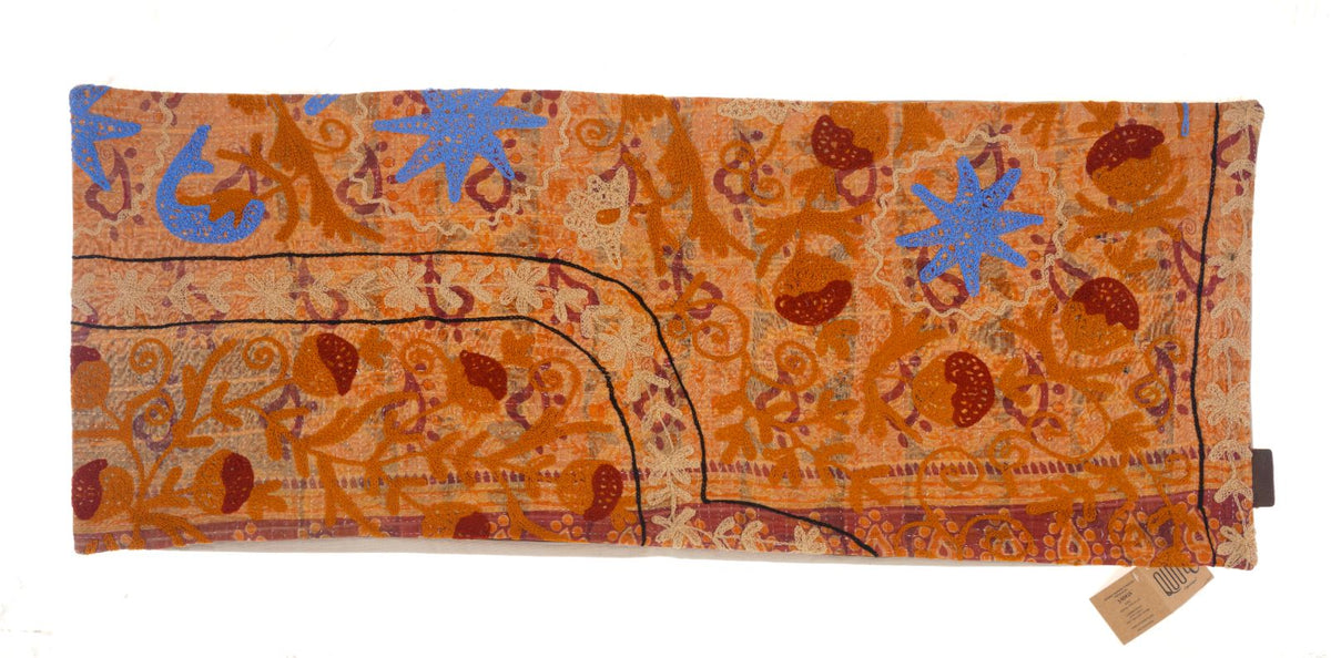 Einzigartiger Suzani-Kissenbezug (50 x 50 cm) in Orange und Rostrot als Boho-Kissen mit bunten Ornamenten, blauen Sternen und dunklen Konturen