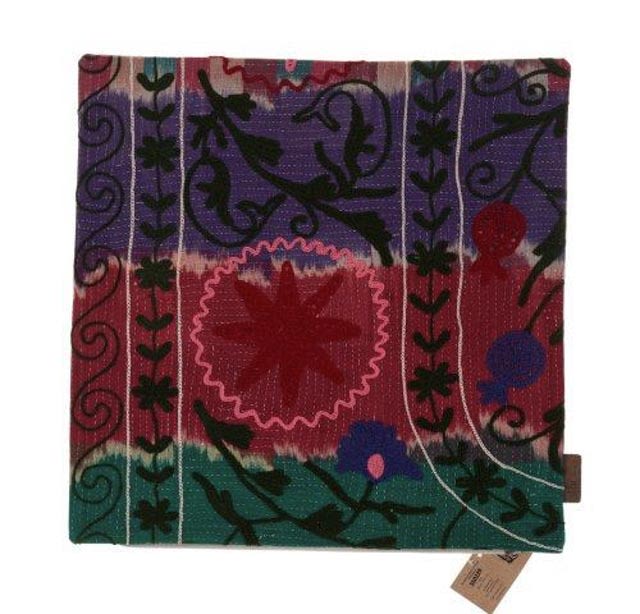 Einzigartiger Suzani-Kissenbezug 50x50 cm mit farbenfrohem Muster in Lila-, Rot- und Grüntönen mit Blumen- und Girlandenverzierungen für ein Boho-Vintage-Sari-Kissen.
