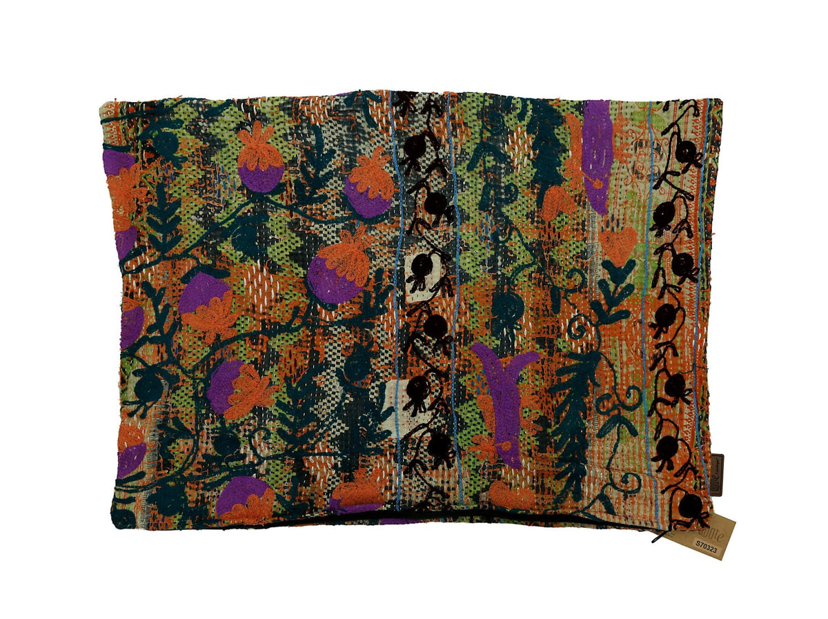 Bunter Sari-Kissenbezug im Bohème-Ethno-Stil mit Patchwork in dunklem Petrolgrün, Orange und Lila, floralen Motiven und schwarzen Figuren