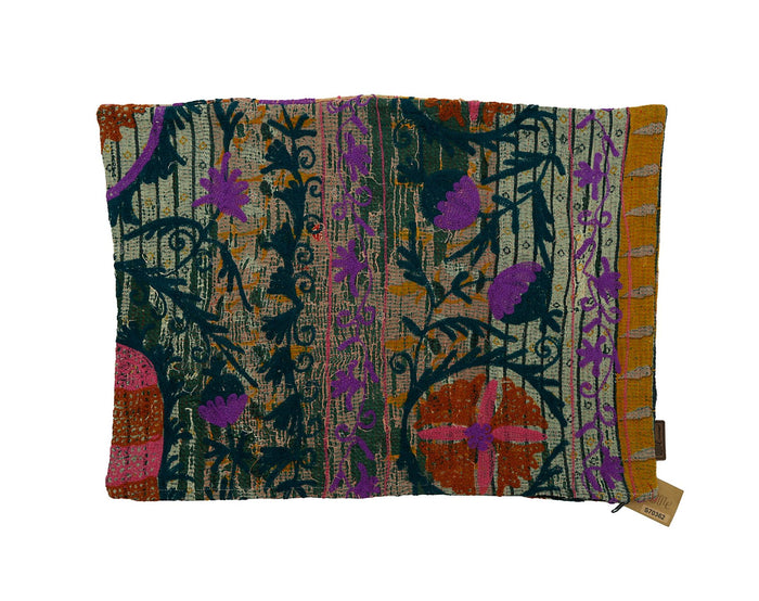 Farbenfroher Sari-Kissenbezug im orientalischen Vintage-Boho-Stil mit dunkelgrünen und blauen Silhouette-Blumen, violetten Stickereimustern und orangefarbenen Streifen.