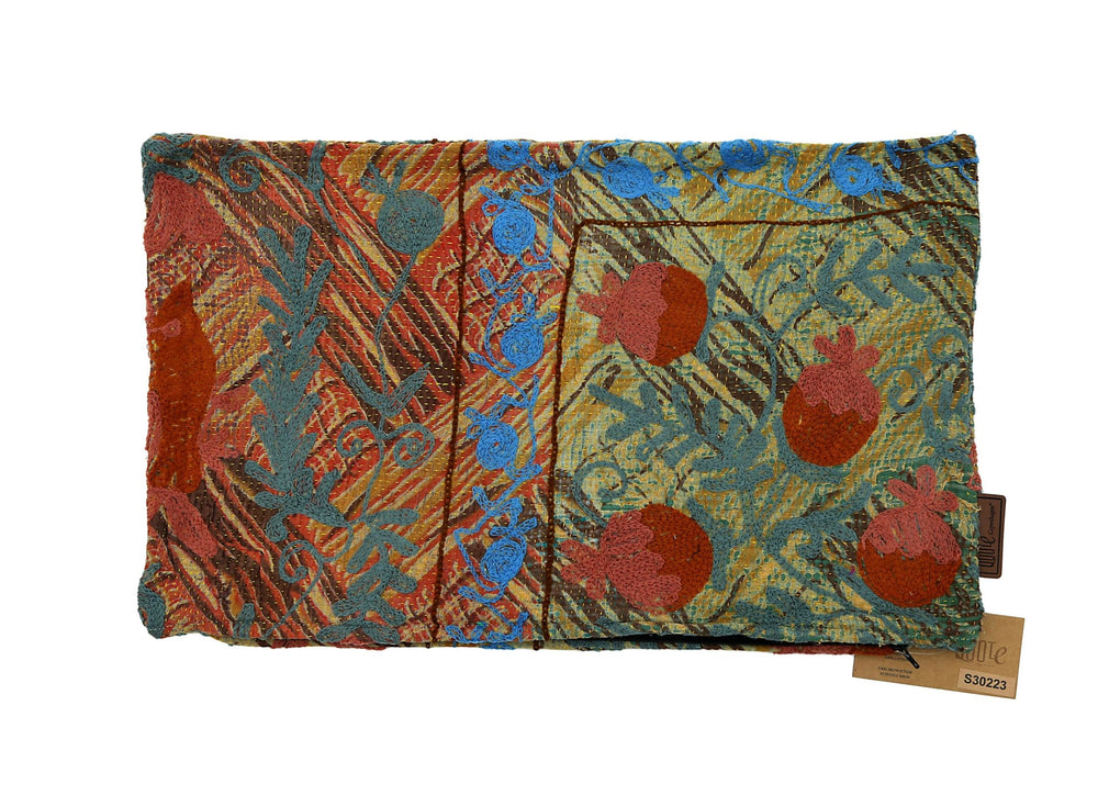 Einzigartiger Suzani-Kissenbezug (30 x 50 cm) mit farbenfroher Stickerei in Türkisblau, Rostrot und Ocker mit Blättern und runden Motiven im Boho-Vintage-Ethno-Stil.