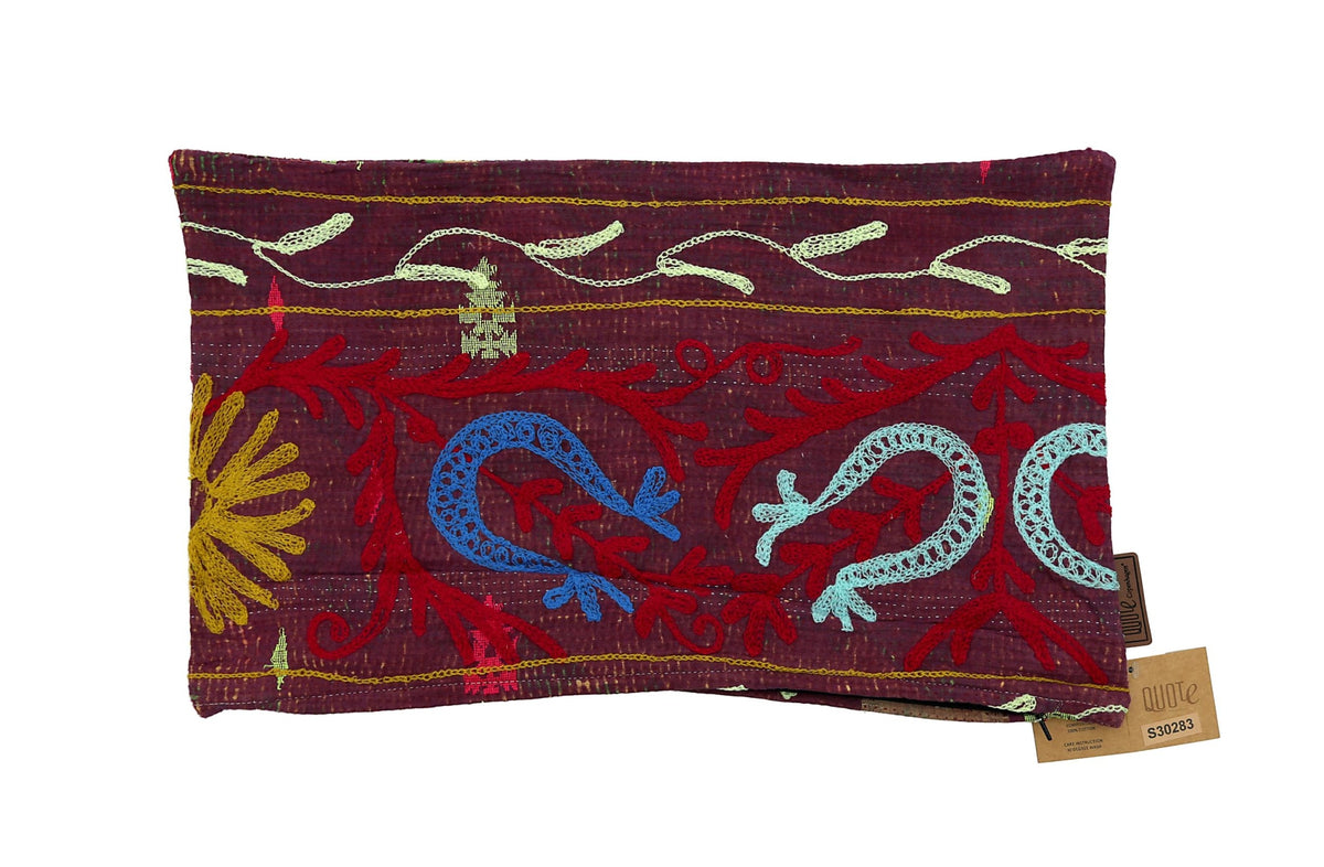 Einzigartiger Suzani-Kissenbezug 30x50 cm in Burgunderrot mit farbenfroher orientalischer Stickerei und geschwungenen Mustern in Rot, Blau, Grün und Gold für Sari-Kissen.