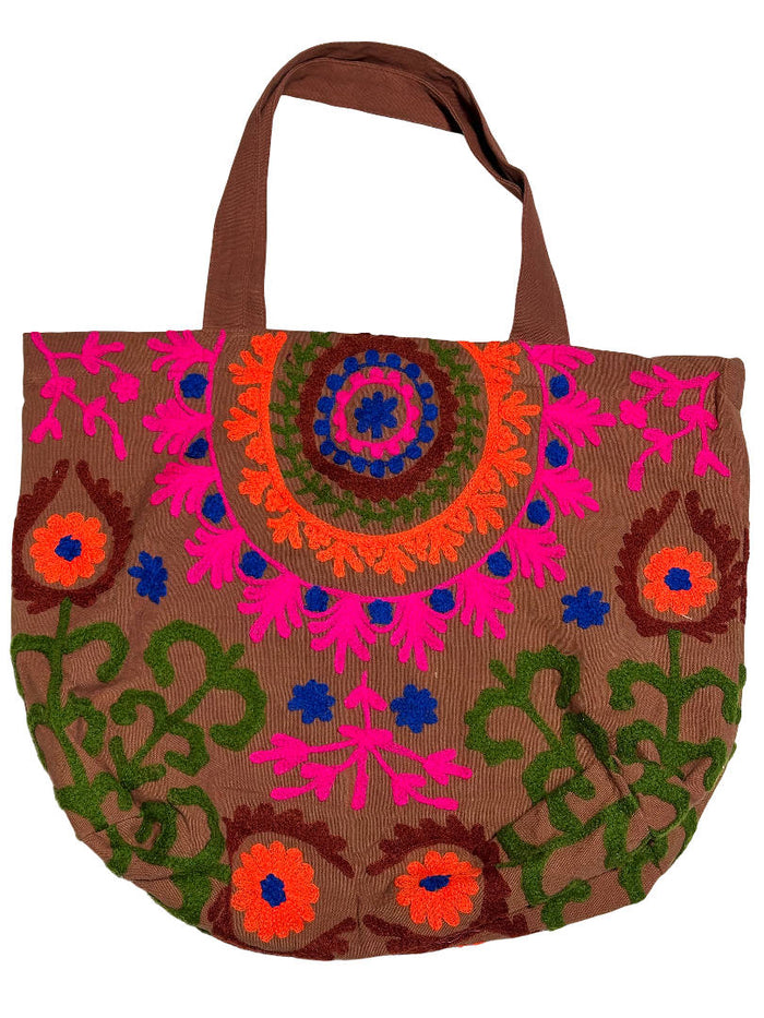 Brun broderet tote-taske med farverigt blomstermønster i boho-stil og skulderstropper