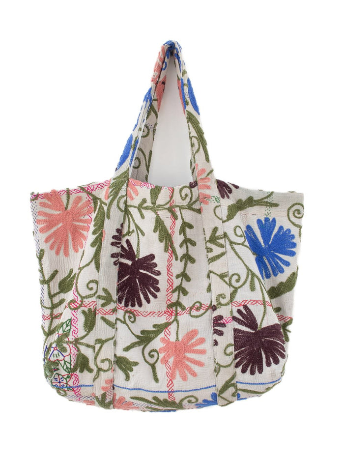 Hvid broderet blomstertote-taske med flerfarvede blomster og grønt vinrankemønster på tekstureret stof