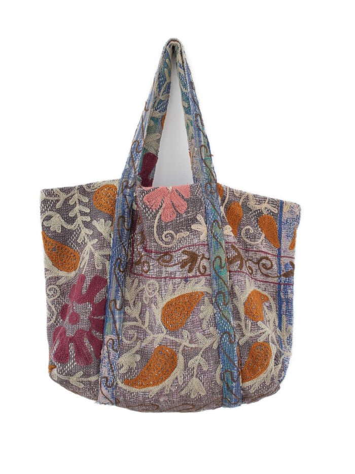 Flerfarvet broderet boho-tote-taske med blomster- og paisleymønster og blå skulderstropper