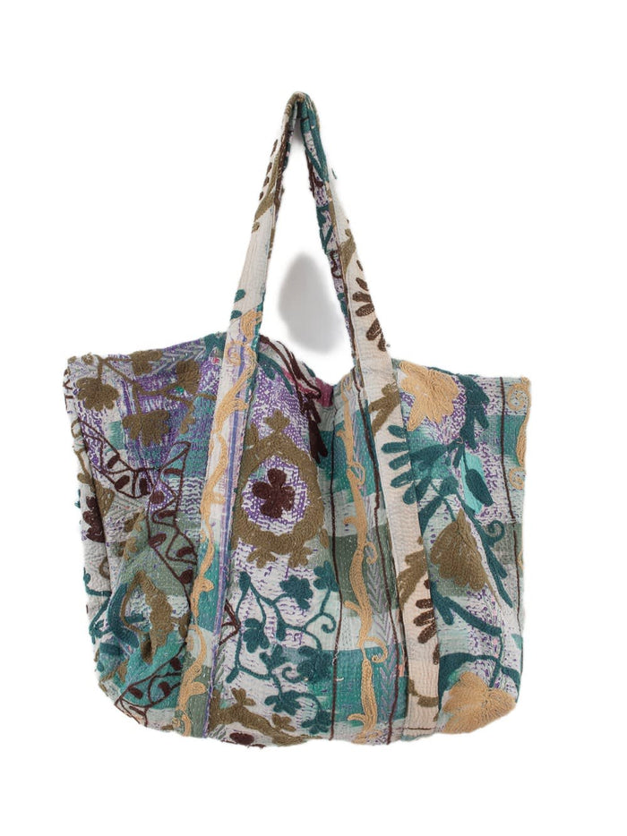 Quiltet broderet tote-taske med blomstermønster i blågrøn, lilla og beige på hvid baggrund