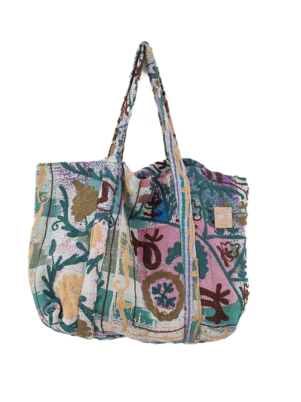 Boho patchwork-totetaske med broderet blomsterdesign i blågrønt, pink og lilla quiltet stof