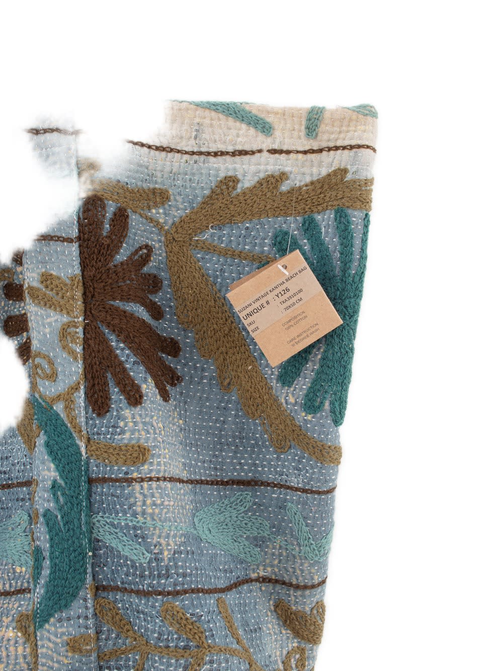 Nærbillede af Suzani vintage strandtaske med blåt bomuldsstof og håndbroderet blomstermønster i brune, olivengrønne og blågrønne toner