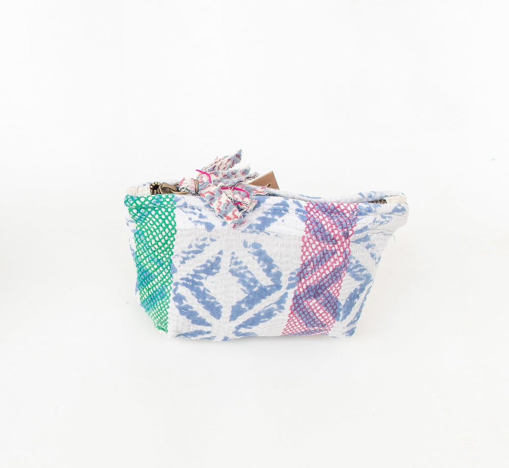 Håndlavet boho stof lynlåspose med blåt tie-dye mønster, grønne og lyserøde mesh paneler, isoleret på hvid baggrund