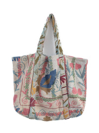 Flerfarvet broderet blomsterprintet quiltet tote-taske med pastelblåt, pink og cremefarvet mønster på hvid baggrund