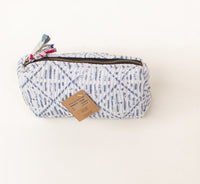 Blå og hvid leopardprintet perlepung med lynlås, kvastlynlåstræk og størrelsesmærke mærket Vintage Pearl Pouch Large