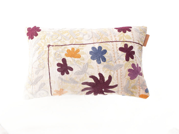Einzigartiger Suzani-Kissenbezug (30 x 50 cm) in Creme mit farbenfrohen Blumen in Burgunderrot, Blau und Ocker sowie dunklen Zierlinien im Vintage-Boho-Stil.