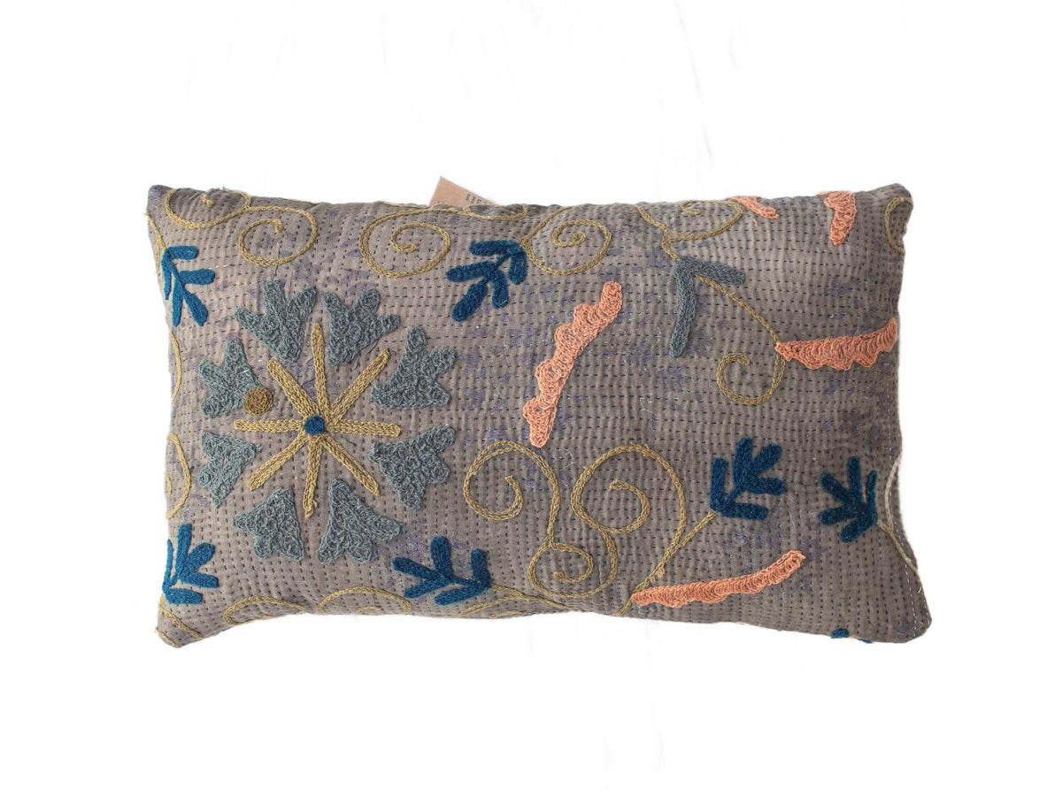 Grauer Suzani-Kissenbezug 30x50 cm mit farbenfroher Stickerei in Blau, Türkis und Orange mit Blumen- und Schlingenmustern im Boho-Vintage-Stil