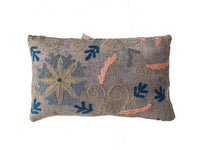 Grauer Suzani-Kissenbezug 30x50 cm mit farbenfroher Stickerei in Blau, Türkis und Orange mit Blumen- und Schlingenmustern im Boho-Vintage-Stil