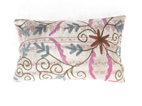Einzigartiger Suzani-Kissenbezug (30 x 50 cm) in Creme mit farbenfroher indischer Ethno-Stickerei in Blau, Rosa und Braun mit geschwungenen Mustern für Boho-Sari-Kissen
