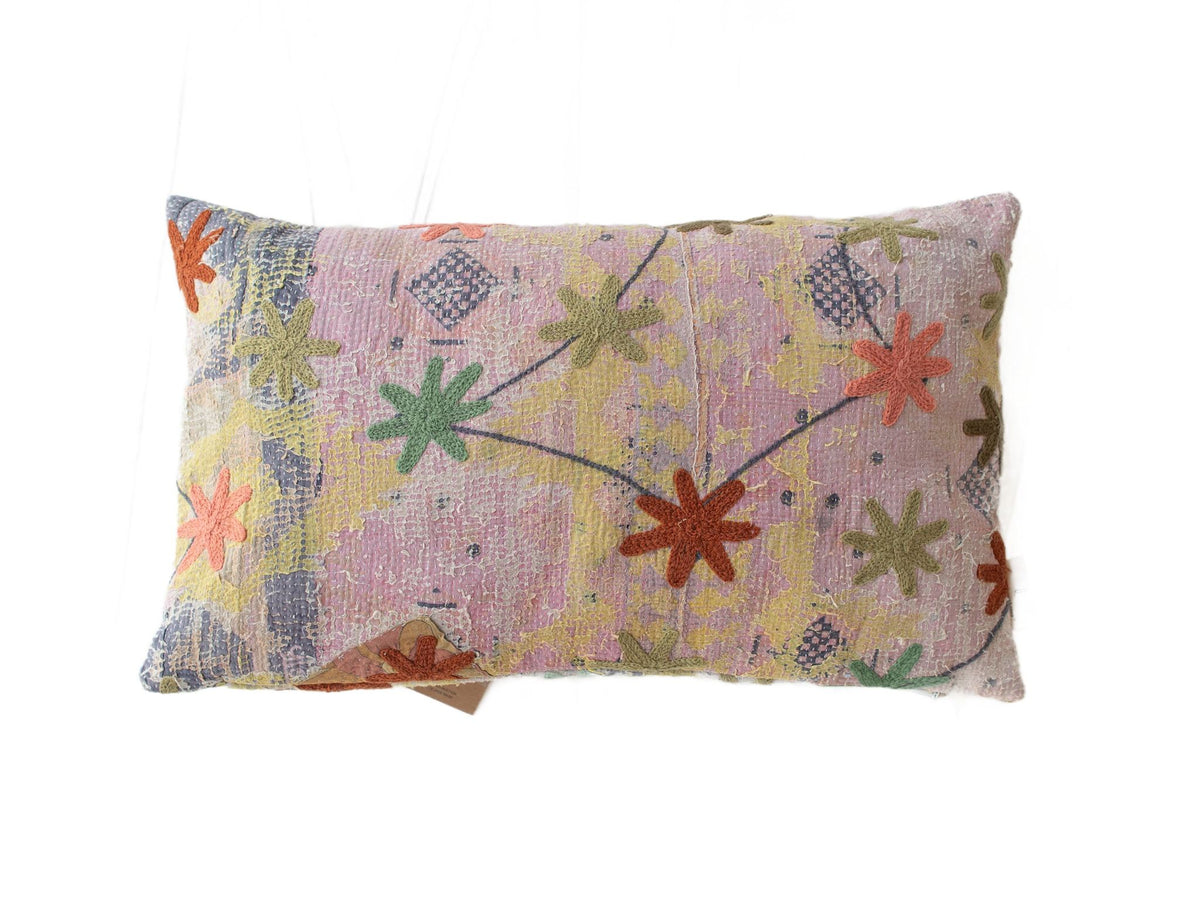 Einzigartiger Suzani-Kissenbezug (30 x 50 cm) in zartem Lila und gedeckten Pastelltönen mit gestickten Sternblumen in Orange, Grün, Gelb und Rostrot – Boho-Vintage-Ethno-Stil.