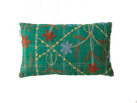 Grüner Suzani-Kissenbezug 30x50 cm mit farbenfrohem, gesticktem Blumenmotiv und gewundenen Zweigen sowie einem Karomuster im Boho-Vintage-Stil.