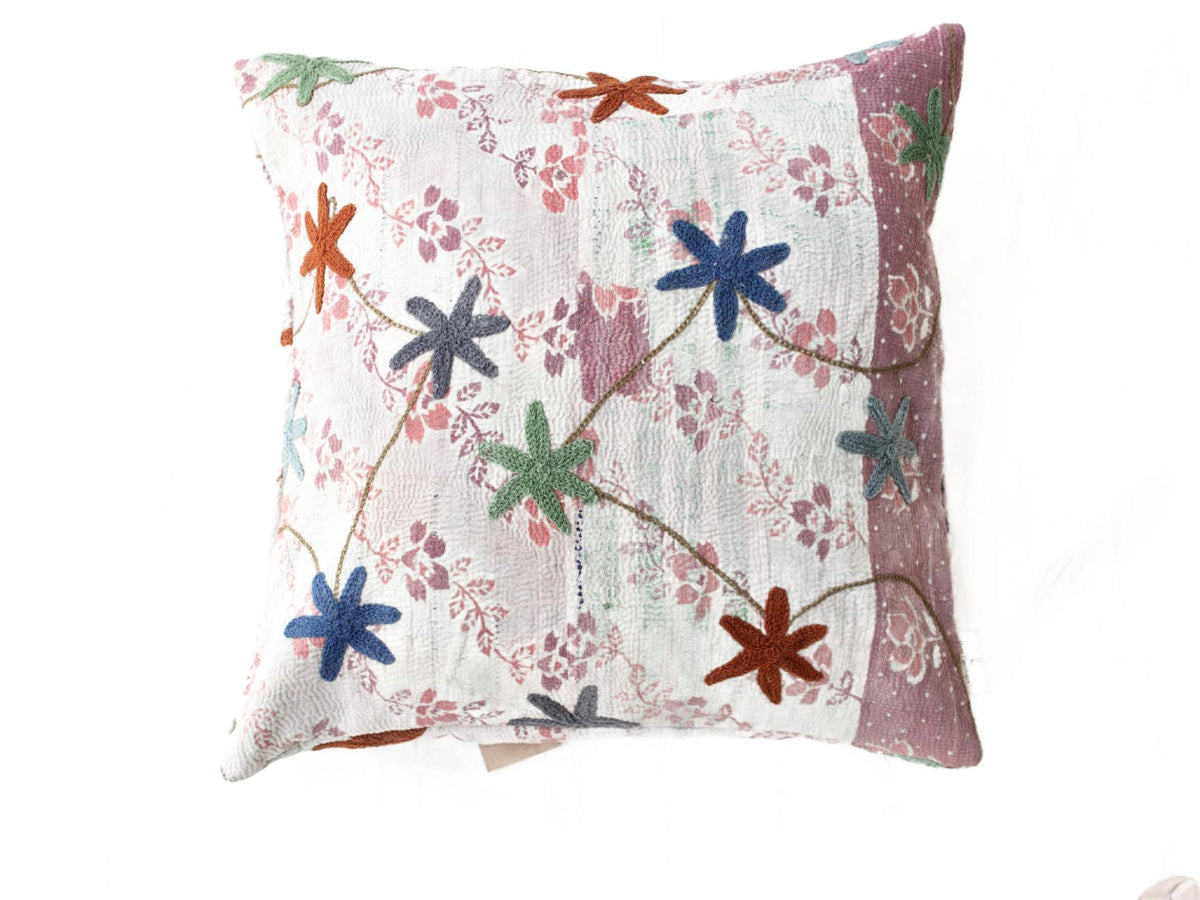 Einzigartiger Suzani-Kissenbezug (50 x 50 cm) in Weiß mit farbenfrohen Blumenornamenten und gestickten Sternen im Boho-Vintage-Oriental-Stil